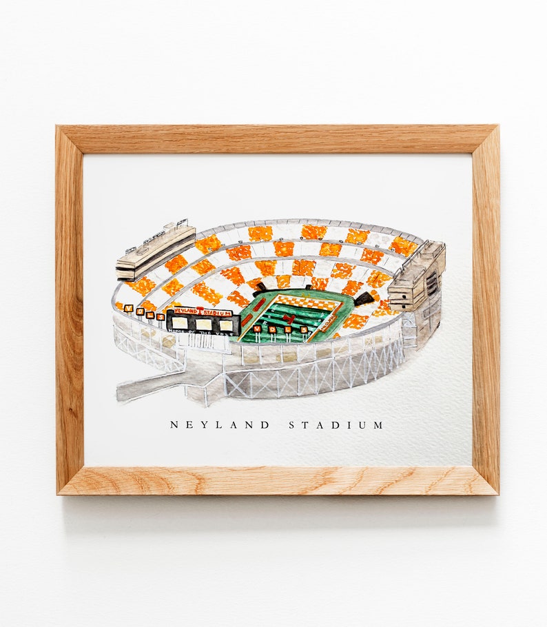 Pu&ograve; includere: Un dipinto ad acquerello del Neyland Stadium, casa della squadra di football americano dei Volunteers dell'Universit&agrave; del Tennessee. Lo stadio &egrave; rappresentato in una vista aerea, mostrando i sedili arancioni e bianchi, il campo verde e gli edifici circostanti. Il testo "Neyland Stadium" &egrave; scritto sotto lo stadio.