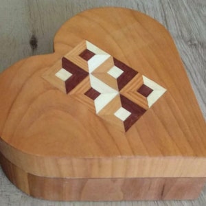 Storage box heart-shaped inlaid veneer