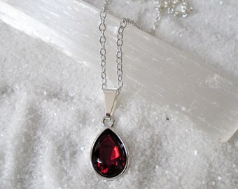 Jewelry Brothers Loose-gemstones Sterling Silver Garnet & CZ Pendant Jewelry Brothers Loose-gemstones Sterling Silver Garnet & CZ Pendant
