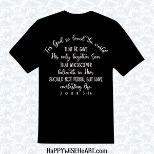 Peut inclure: T-shirt noir avec texte blanc de Jean 3:16. Le texte dit : &laquo; Car Dieu a tant aim&eacute; le monde qu'il a donn&eacute; son Fils unique, afin que quiconque croit en lui ne p&eacute;risse point, mais qu'il ait la vie &eacute;ternelle. &raquo; Le site HappyWiseHeart.com est en bas.