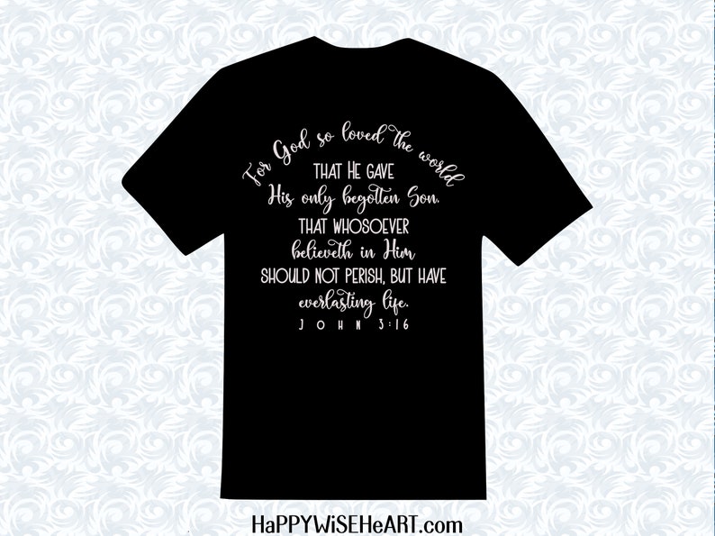 Peut inclure: T-shirt noir avec texte blanc de Jean 3:16. Le texte dit : &laquo; Car Dieu a tant aim&eacute; le monde qu'il a donn&eacute; son Fils unique, afin que quiconque croit en lui ne p&eacute;risse point, mais qu'il ait la vie &eacute;ternelle. &raquo; Le site HappyWiseHeart.com est en bas.
