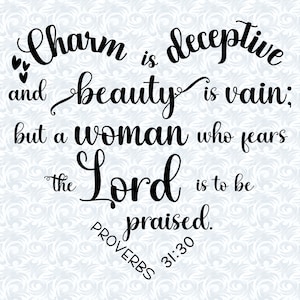 Op de afbeelding: Zwarte en witte tekst op een lichtblauwe achtergrond met een draaiend patroon. De tekst luidt: "Charm is deceptive and beauty is vain; but a woman who fears the Lord is to be praised. Proverbs 31:30"