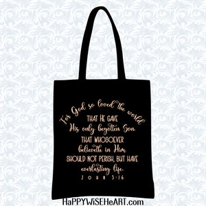 Peut inclure: Sac fourre-tout noir avec le texte "For God so loved the world" et le verset biblique Jean 3:16 en script dor&eacute;. Le sac a deux poign&eacute;es noires et le site Web HappyWiseHeart.com en bas.