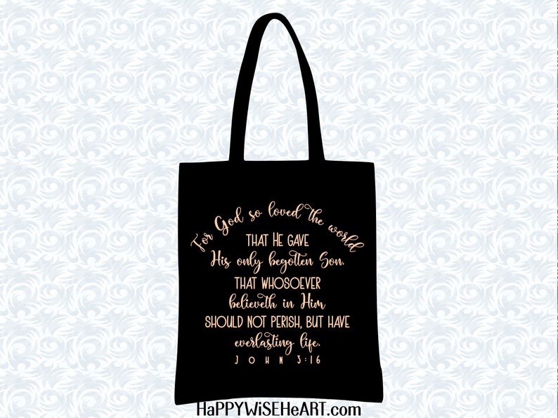 Peut inclure: Sac fourre-tout noir avec le texte "For God so loved the world" et le verset biblique Jean 3:16 en script dor&eacute;. Le sac a deux poign&eacute;es noires et le site Web HappyWiseHeart.com en bas.