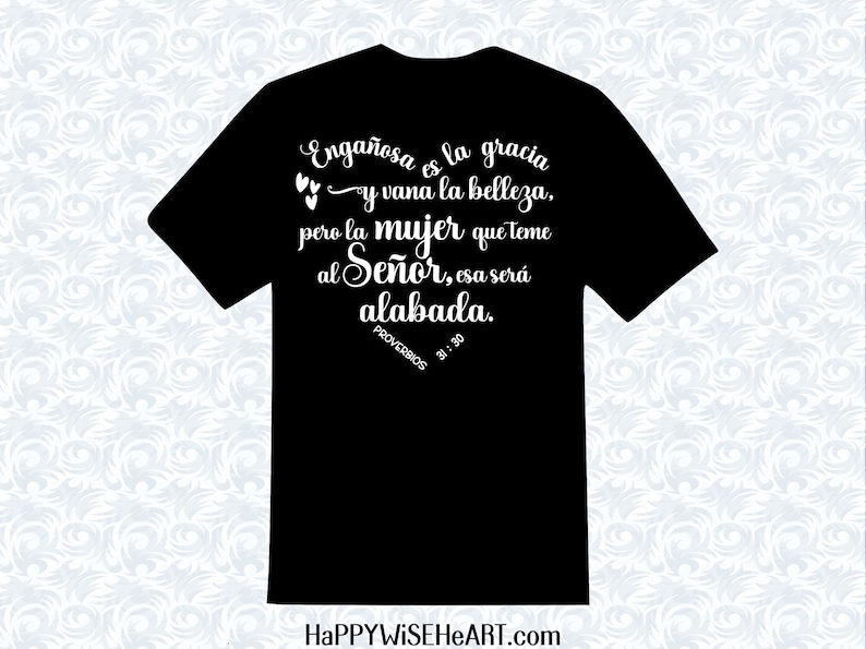May include: Black t-shirt with white script. The text reads "Enga&ntilde;osa es la gracia y vana la belleza, pero la mujer que teme al Se&ntilde;or, esa ser&aacute; alabada." Proverbs 31:30. The website HAPPYWISEHEART.com is at the bottom.