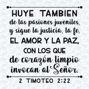 Puede incluir: Texto en blanco y negro sobre un fondo azul claro con un patrón floral. El texto dice "HUYE TAMBIEN de las pasiones juveniles, y sigue la justicia, la fe, EL AMOR Y LA PAZ, CON LOS QUE de corazón limpio invocan al Señor. 2 TIMOTEO 2:22"