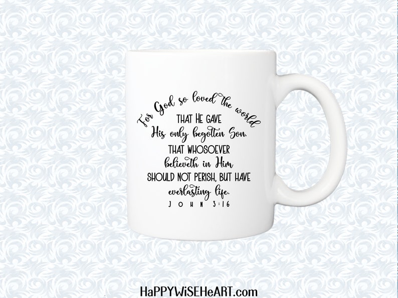 Peut inclure: Tasse en c&eacute;ramique blanche avec une anse incurv&eacute;e. La tasse pr&eacute;sente le texte "For God so loved the world..." en script noir, faisant r&eacute;f&eacute;rence &agrave; Jean 3:16. Le site Web "HAPPYWISEHEART.com" est en bas.
