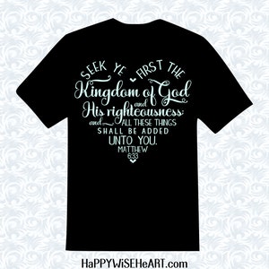 K&ouml;nnte beinhalten: Schwarzes T-Shirt mit einem wei&szlig;en Grafikdesign, auf dem steht: "Suchet zuerst das Reich Gottes und seine Gerechtigkeit, so wird euch das alles zufallen. Matth&auml;us 6,33".