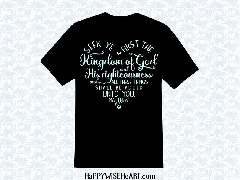K&ouml;nnte beinhalten: Schwarzes T-Shirt mit einem wei&szlig;en Grafikdesign, auf dem steht: "Suchet zuerst das Reich Gottes und seine Gerechtigkeit, so wird euch das alles zufallen. Matth&auml;us 6,33".