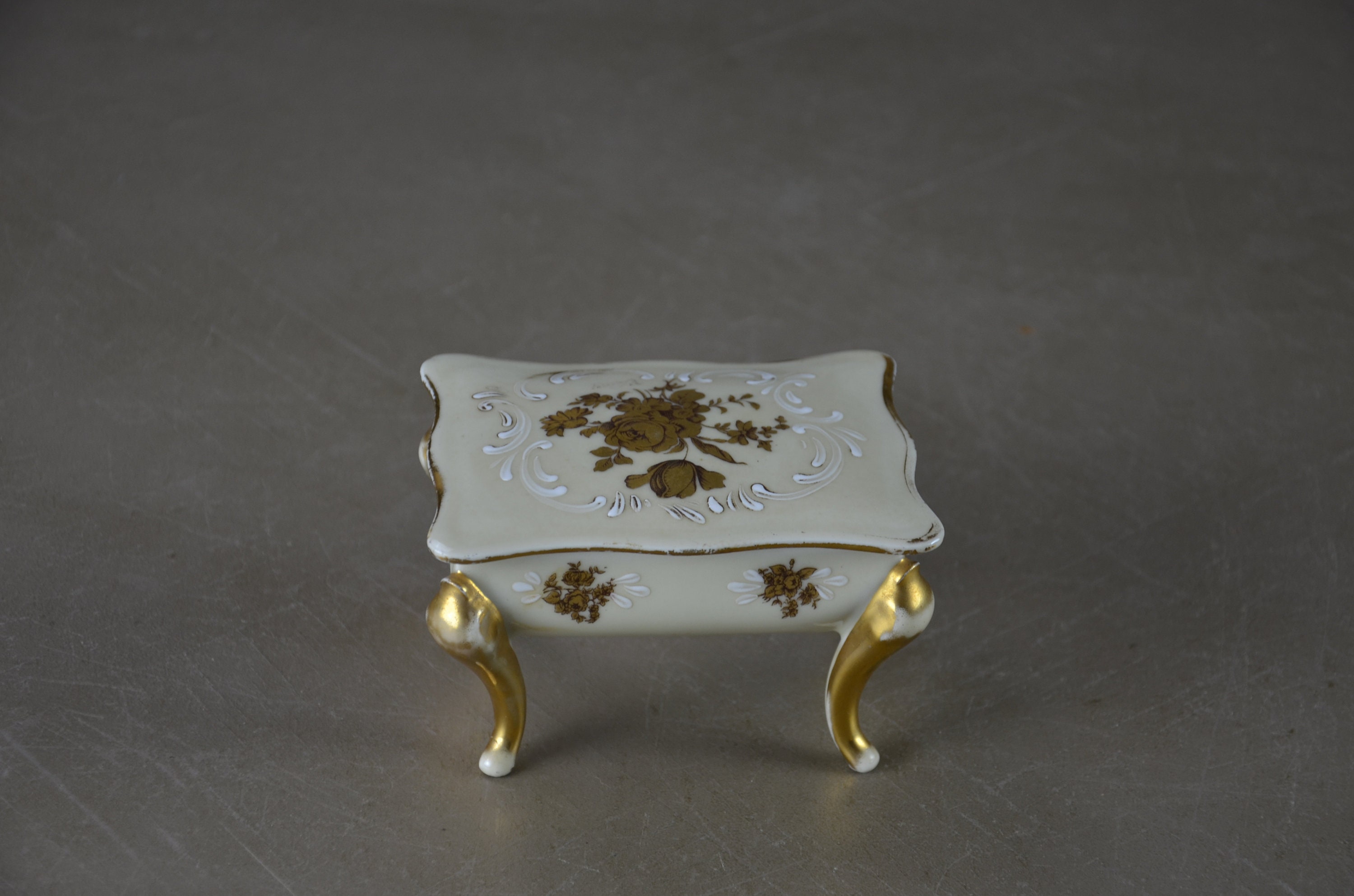 Ancienne Petite Boite à Bonbons Bonbonnière Porcelaine de Limoges Décor Floral Signé Vamy