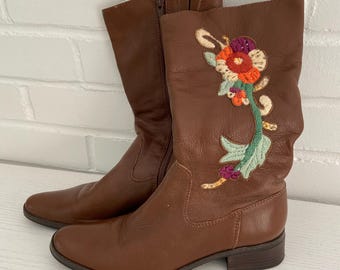 Women’s Or Girls 2000’s  Brown Leather Rodeo Western Horseback Riding  Style Boots With Colorful Embroidery Zipper Closure Low Classic Heel