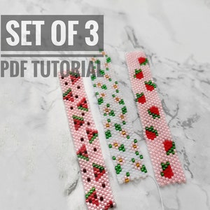 Puede incluir: Conjunto de tres pulseras de cuentas rosadas y blancas con diferentes patrones, incluyendo fresas y sandía. Las pulseras están sobre una superficie de mármol blanco. El texto "SET OF 3 PDF TUTORIAL" está en la parte superior de la imagen.
