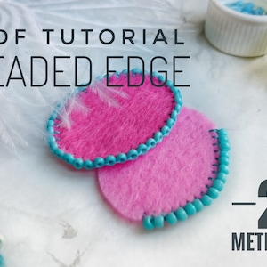 Könnte beinhalten: Zwei rosa Filz Kreise mit türkisfarbenen Perlenrändern. Der Text "PDF TUTORIAL BEADED EDGE -2- METHODS" befindet sich über den Kreisen.