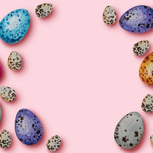 Vue de dessus de Joyeuses Pâques à l'aquarelle. Oeufs colorés, espace cosy png.