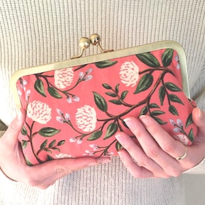 Cartera de mano con cierre de beso floral/monedero con cierre en color coral, rosa y azul/regalo para el Día de la Madre/neceser/cartera de mano para novia/cartera para pasaporte de viaje