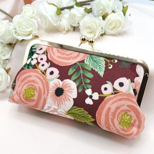 Cartera de mano con cierre de beso y diseño floral en color burdeos y rosa con ranura para tarjeta de identificación. Cartera de mano con cierre de color granate y rojo vino para boda. Bolsa de cosméticos floral.