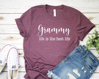 Könnte beinhalten: Ein maroonfarbenes T-Shirt mit dem Text "Grammy life is the best life" in weißen Buchstaben.