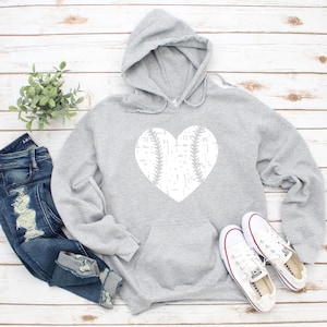 HEART Baseball Distressed Heavy Blend Sudadera con capucha, sudadera con capucha de mamá de béisbol, sudadera con capucha del día del juego, día del juego, mamá de béisbol, 12 colores.