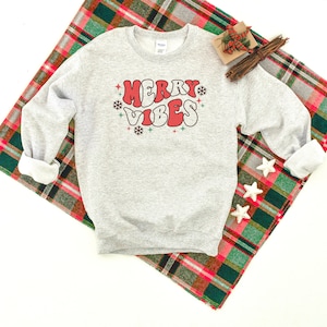 Merry Vibes Groovy Heavy Blend Sudadera Crewneck, Suéter Festivo, Sudaderas De Navidad, Suéter De Navidad, Suéter Feliz Navidad