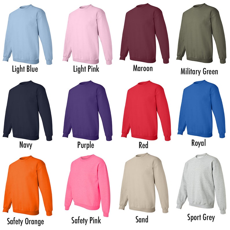 Op de afbeelding: Twaalf crewneck sweatshirts in verschillende kleuren, waaronder lichtblauw, lichtroze, bordeauxrood, legergroen, marineblauw, paars, rood, koninklijkblauw, veiligheidsoranje, veiligheidsroze, zandkleur en sportgrijs.