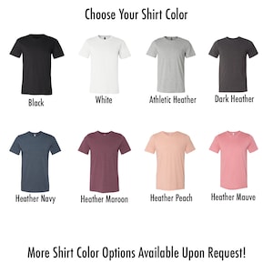 Pode incluir: Uma sele&ccedil;&atilde;o de cores de camisetas, incluindo preto, branco, cinza atl&eacute;tico, cinza escuro, azul marinho mesclado, vinho mesclado, p&ecirc;ssego mesclado e malva mesclado. Escolha a cor da sua camiseta. Mais op&ccedil;&otilde;es de cores de camisetas dispon&iacute;veis a pedido!
