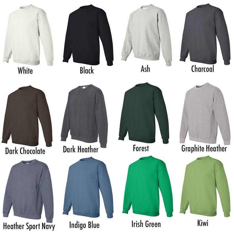 Op de afbeelding: Een set van 12 crewneck sweatshirts in verschillende kleuren, waaronder wit, zwart, as, antraciet, donkerbruin, donkergrijs, bosgroen, grafietgrijs, marineblauw met melange, indigo, Iers groen en kiwi.
