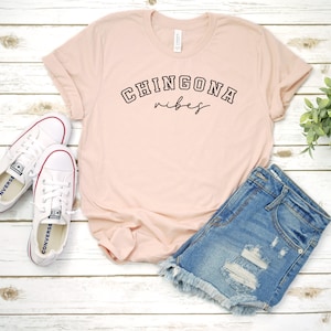 Chingona Vibes Arch camiseta de mujer, regalo para ella, camiseta de bebé, divertido, bebé, bebé inglés antiguo, bebés, camisas de mujer, más colores.