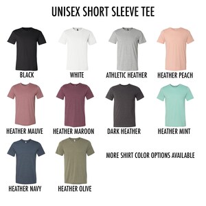 Puede incluir: Un gr&aacute;fico que muestra 10 opciones de color diferentes para una camiseta unisex de manga corta. Los colores incluyen negro, blanco, gris jaspeado atl&eacute;tico, melocot&oacute;n jaspeado, malva jaspeado, granate jaspeado, gris oscuro jaspeado, menta jaspeado, azul marino jaspeado y oliva jaspeado.