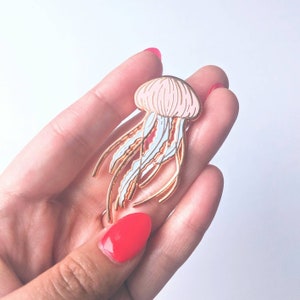 Gentle Jellyfish - Emaille pin oceaanwindgong