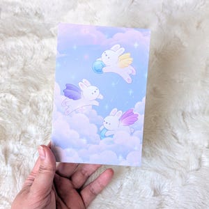 天空のウサギ - パステルカラーの雲の中のウサギのポストカード