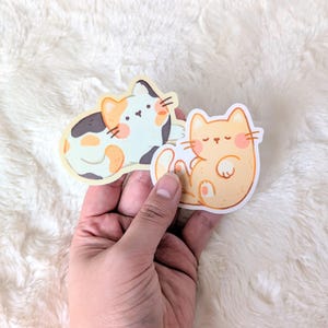 裏庭の猫 - かわいい三毛猫とトラ猫 - 防水ビニールステッカー