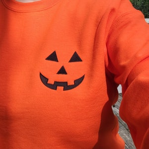 Bluza z haftowanym motywem Jack-O-Lantern, bluza z okrągłym dekoltem w dynię, koszulka z motywem ducha Halloween, niestandardowe kolory