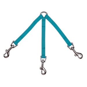 Op de afbeelding: Een turquoise blauwe hondenriem met drie metalen clips. De riem is ontworpen om meerdere honden tegelijk uit te laten.
