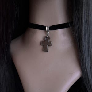 Gothic Kreuz Choker, Statement Halskette, Kreuz Anhänger, Geschenk für Goth Freundin