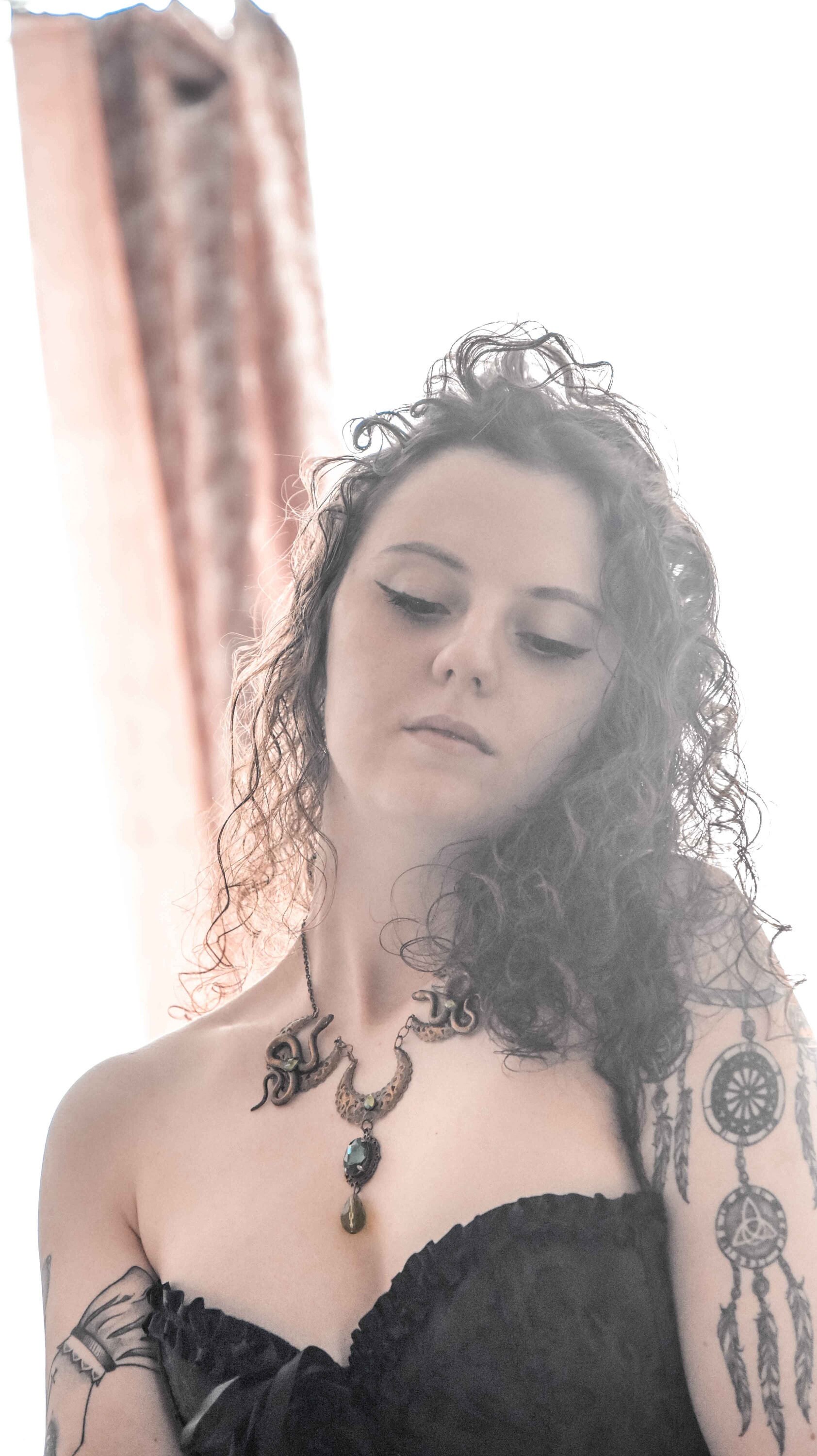 Collier Ras De Cou Gothique Noir Avec Camée Méduse - Mythologie Et Serpents - Création Artisanale Française Carla Création