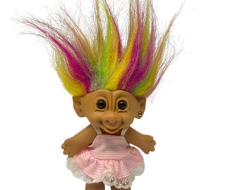 vintage Bright of America Rainbow Hair Troll Doll avec boucle d’oreille et robe d’été rose