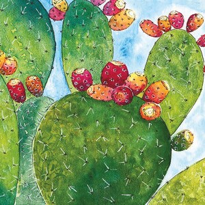 Puede incluir: Una pintura de acuarela de cactus de chumbera con almohadillas verdes y frutos rojos y amarillos. El cactus está pintado sobre un fondo de cielo azul.