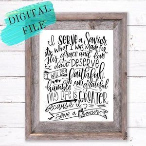 Könnte beinhalten: Gerahmter Druck mit dem Text "I Serve a Savior" in schwarzer Kalligraphie. Der Druck befindet sich in einem rustikalen Holzrahmen. Die Worte "DIGITAL FILE" sind in Türkis oben links.