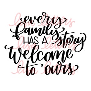 Arquivo DIGITAL escrito à mão, toda família tem uma história Bem-vindo à nossa, Cricut, Silhueta, SCAL, estêncil, casa, citação, dia das mães, ideia de presente