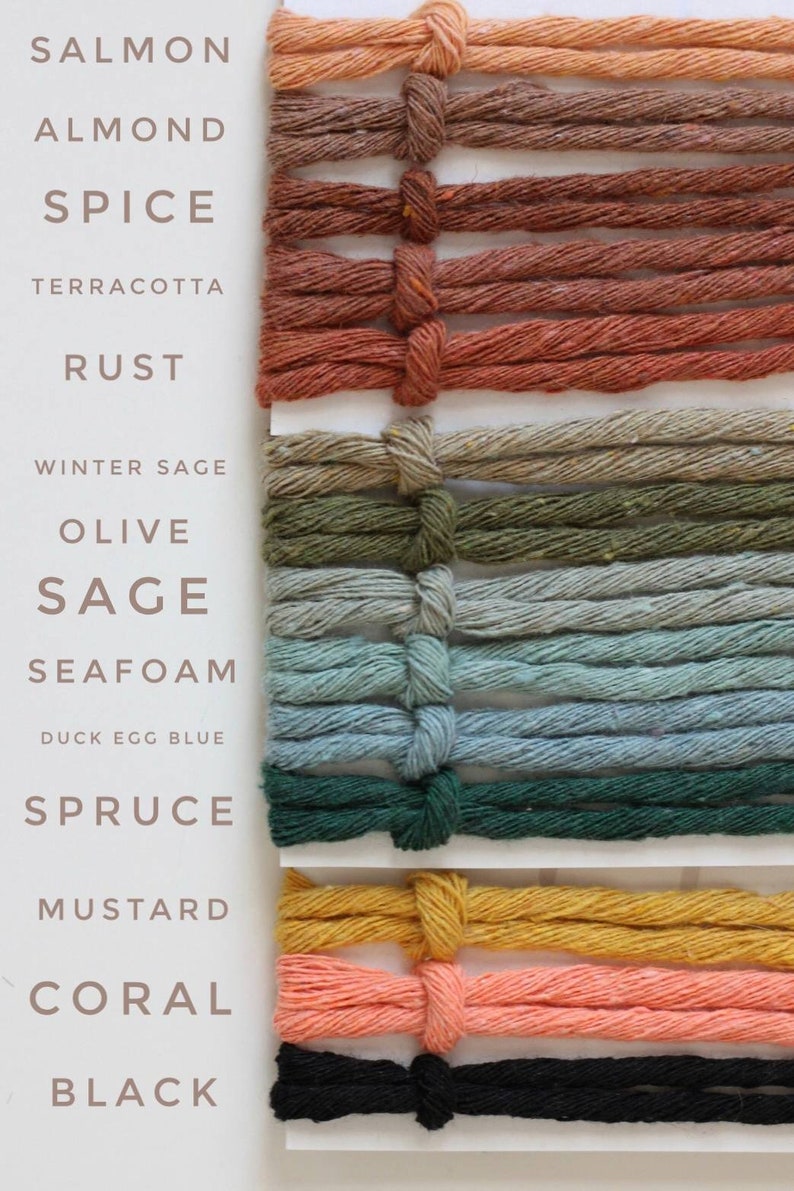 Puede incluir: Una colecci&oacute;n de 14 ovillos de hilo en varios colores, incluyendo salm&oacute;n, almendra, especias, terracota, &oacute;xido, salvia de invierno, oliva, salvia, espuma de mar, azul huevo de pato, abeto, mostaza, coral y negro.