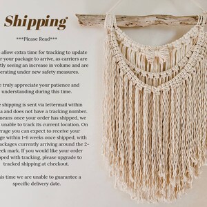 Puede incluir: Un tapiz de macram&eacute; beige con un gran lazo en el centro. El texto "Shipping" y "Please Read" est&aacute; escrito en marr&oacute;n sobre fondo blanco. El texto explica que el env&iacute;o se realiza por correo ordinario y no incluye n&uacute;mero de seguimiento.