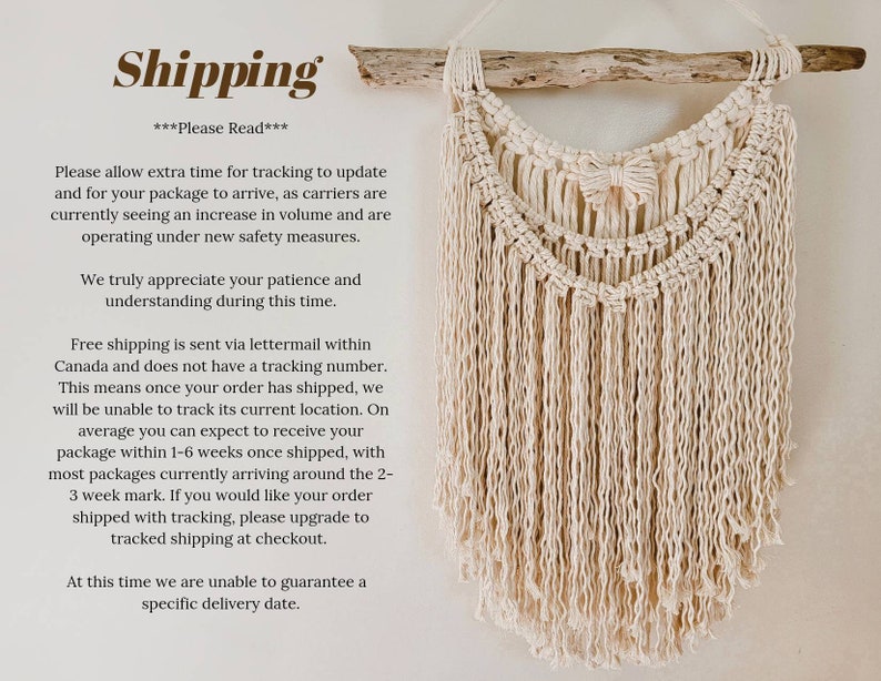 Puede incluir: Un tapiz de macram&eacute; beige con un gran lazo en el centro. El texto "Shipping" y "Please Read" est&aacute; escrito en marr&oacute;n sobre fondo blanco. El texto explica que el env&iacute;o se realiza por correo ordinario y no incluye n&uacute;mero de seguimiento.