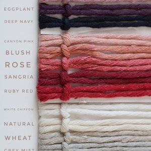 Puede incluir: Una carta de colores de hilo de bordar con 12 colores diferentes, incluyendo rosa polvoriento, malva, berenjena, azul marino profundo, rosa ca&ntilde;&oacute;n, rosa rubor, sangr&iacute;a, rojo rub&iacute;, blanco gasa, trigo natural, gris niebla, lino y capuchino.