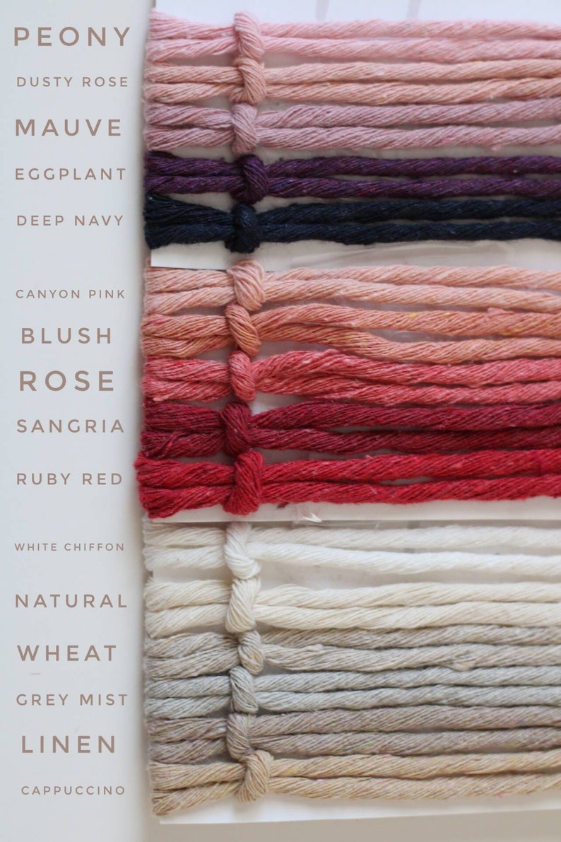 Puede incluir: Una carta de colores de hilo de bordar con 12 colores diferentes, incluyendo rosa polvoriento, malva, berenjena, azul marino profundo, rosa ca&ntilde;&oacute;n, rosa rubor, sangr&iacute;a, rojo rub&iacute;, blanco gasa, trigo natural, gris niebla, lino y capuchino.