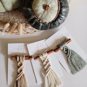 Diffuseur d'huiles essentielles en macramé | Macramé pour voiture| Macramé | Accessoires de voiture | Accessoires de printemps | Charme de voiture | Diffuseur en macramé | Demoiselle d'honneur