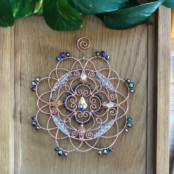 Fleur de fleur mandala fait à la main en cuivre et en verre suncatcher ou mur suspendu