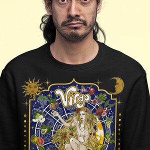 以下が含まれることがあります： 星占い星座乙女座の金と青のグラフィックが施された黒いスウェットシャツ。グラフィックには、星、果物、花に囲まれた長い金髪の女性が描かれています。テキスト「Virgo」はスタイリッシュなフォントで書かれています。