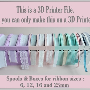 Könnte beinhalten: Ein 3D-gedruckter Satz von Spulen und Boxen zur Aufbewahrung von Bändern. Die Spulen und Boxen sind in verschiedenen Farben, darunter Lila, Rosa und Blau. Der Text auf dem Bild lautet: "Dies ist eine 3D-Druckdatei. Sie können dies also nur mit einem 3D-Drucker herstellen! Spulen & Boxen für Bandgrößen: 6, 12, 16 und 25 mm"