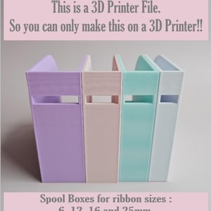 Könnte beinhalten: Vier 3D-gedruckte Spulenboxen in verschiedenen Farben: Lila, Rosa, Hellblau und Weiß. Die Boxen sind für die Aufnahme von Spulen mit verschiedenen Bandgrößen konzipiert: 6 mm, 12 mm, 16 mm und 25 mm.
