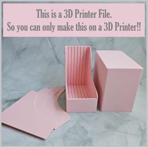 Könnte beinhalten: Ein hellrosa 3D-gedrucktes Datei-Organizer-Set. Das Set enthält einen vertikalen Aktenhalter, eine rechteckige Box und mehrere gebogene Trennwände. Der Text auf dem Bild lautet: "This is a 3D Printer File. So you can only make this on a 3D Printer!!"